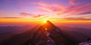 Răsărit de soare peste un vârf de munte.