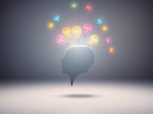 Idei strălucitoare ieșind dintr-un creier stilizat.